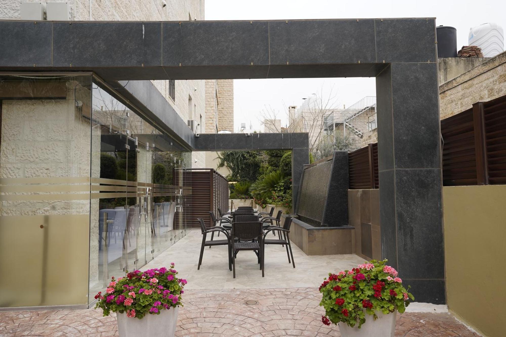 Naylover Hotel Suites Amman Exteriör bild